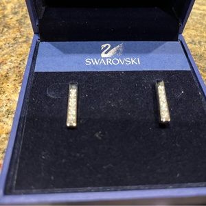 Swarovski silver earrings with have a band studs